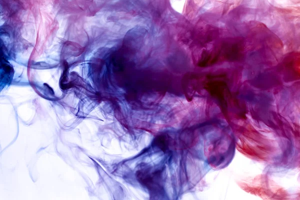 Kalın mavi. pembe ve mor beyaz izole zemin üzerinde duman. Vap duman arka plan