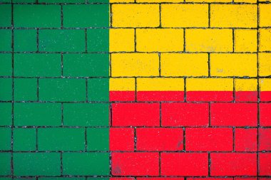 Benin ulusal bayrak taş bir arka plan çerçevede bir yosun kaplı