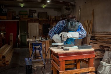 Maske ve kaynakçılar deri, kaynak bir genç adam kaynakçı üniformalı, Kaynak metali ile atölye, mavi ve turuncu kıvılcım sinek iki yanda makinesinde ark