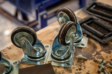 Metal ve plastik ahşap masa, endüstriyel çıkrık üzerinde yapılan mobilyaları tekeri tekerlek.