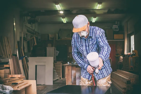 Falegname Esperto Abiti Lavoro Piccolo Proprietario Buiness Dipinge Una Scatola — Foto Stock