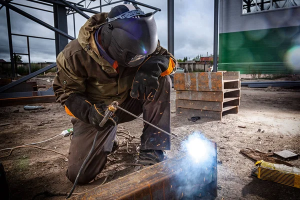 Young Man Welder Brown Uniform Welding Mask Welders Leathers Weld — Stock Photo, Image