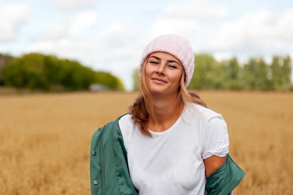 Mujer Joven Abrigo Verde Sombrero Punto Jeans Caminando Disfrutando Naturaleza — Foto de Stock