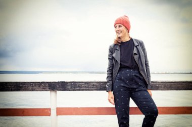 Rüzgarlı sonbahar gün sahil üzerinde iyi hissediyorum rahatlatıcı. Arka plan deniz karşı genç güzel darkhaired kadın fotoğrafı açık atmosferik yaşam tarzı