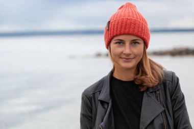 Rüzgarlı sonbahar gün sahil üzerinde iyi hissediyorum rahatlatıcı. Arka plan deniz karşı genç güzel darkhaired kadın fotoğrafı açık atmosferik yaşam tarzı