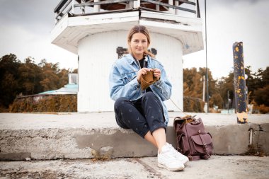 Kadın Close-up örgü yeşil yün şapka eski deniz feneri çerçevede güneşli bir sonbahar günde eller. Serbest yaratıcı çalışma ve yaşam kavramı