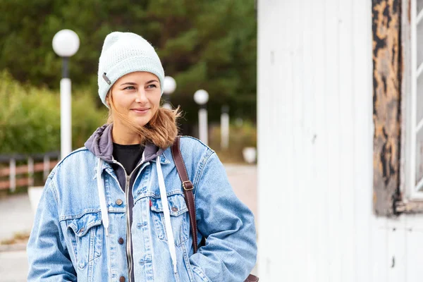 Крупный План Счастливой Красивой Молодой Женщины Голубой Вязаной Шляпе Джинсовой — стоковое фото