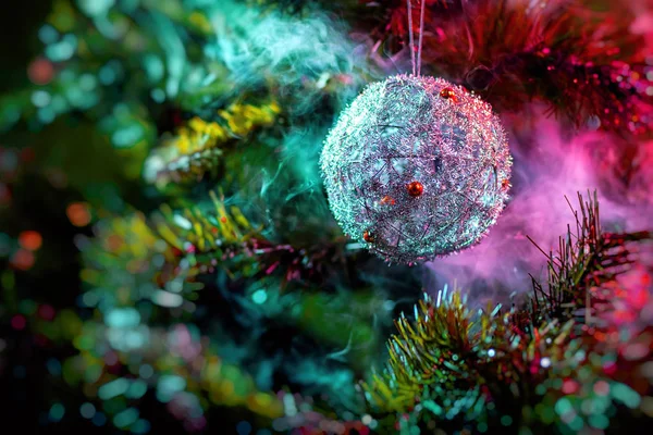 Bolas Navidad Decoración Brillante Plata Color Púrpura Rojo Humo Sobre — Foto de Stock