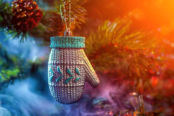 Prata Brilhante Decoração Bolas Natal Mitten Fumaça Roxo Vermelho Colorido — Fotografia de Stock