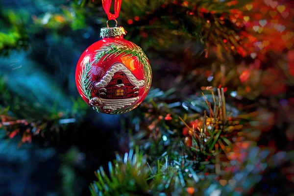 赤い光沢のあるデコレーション クリスマス ボール色赤紫の家の煙 クリスマス ツリー背景 現代クリスマス カードの概念 — ストック写真