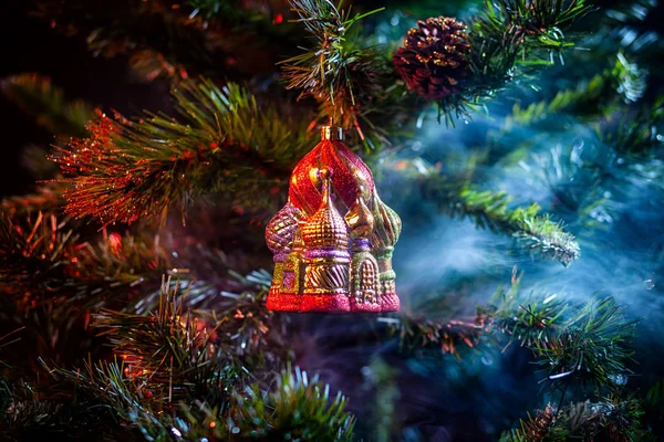 Rote Glänzende Dekoration Weihnachtskugeln Kremlin Mit Haus Farbigem Lila Rotem — Stockfoto