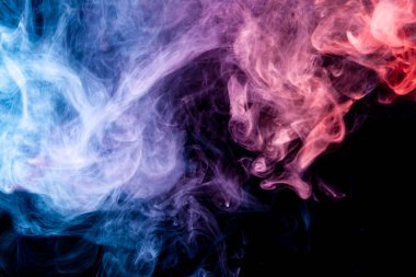 Yoğun çok renkli duman pembe, mavi ve mor renkler bir siyah arka plan izole. Arka planını duman vape
