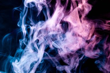 Yoğun çok renkli duman pembe, mavi ve mor renkler bir siyah arka plan izole. Arka planını duman vape