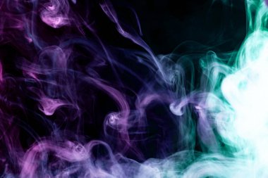 Pembe, kırmızı ve mavi siyah bir duman bulutu arka plan izole. Vap duman arka plan