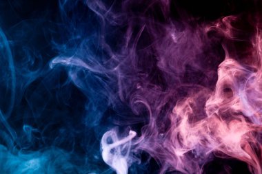 Pembe, kırmızı ve mavi siyah bir duman bulutu arka plan izole. Vap duman arka plan