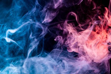 Mavi, kırmızı ve pembe beyaz adam üzerinde duman