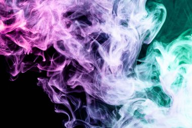 Mavi, yeşil ve pembe siyah adam üzerinde duman