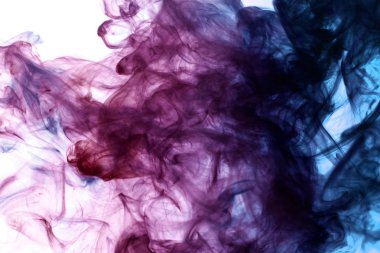 Mavi, yeşil ve pembe beyaz arka plan üzerinde duman