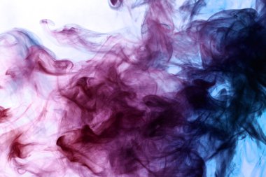 Mavi, yeşil ve pembe beyaz arka plan üzerinde duman