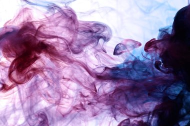 Pembe, kırmızı ve mavi beyaz bir duman bulutu arka plan izole. Vap duman arka plan