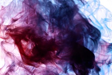 Pembe, kırmızı ve mavi beyaz bir duman bulutu arka plan izole. Vap duman arka plan