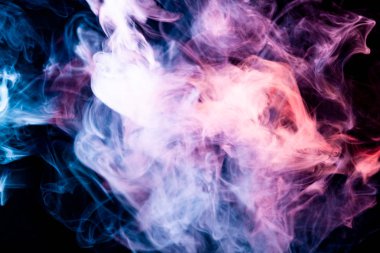 Yoğun çok renkli duman pembe, mavi ve kırmızı renkler bir siyah arka plan izole. Duman vap arka plan