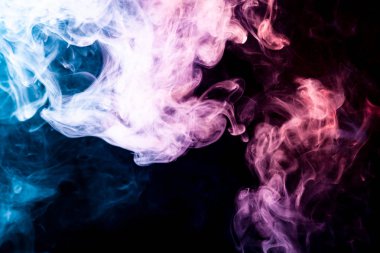 Yoğun çok renkli duman pembe, mavi ve kırmızı renkler bir siyah arka plan izole. Duman vap arka plan