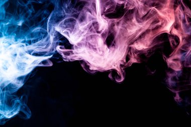 Yoğun çok renkli duman pembe, mavi ve kırmızı renkler bir siyah arka plan izole. Duman vap arka plan