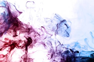 Mavi, mor ve pembe beyaz adam üzerinde duman