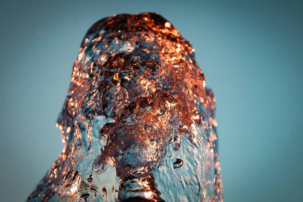 Primo Piano Corso Acqua Con Goccioline Bolle Sotto Raggi Arancioni — Foto Stock