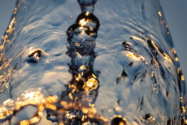 水的特写视图与许多邮袋 喷泉的特写 抽象的水背景 大喷泉的水波纹理 — 图库照片