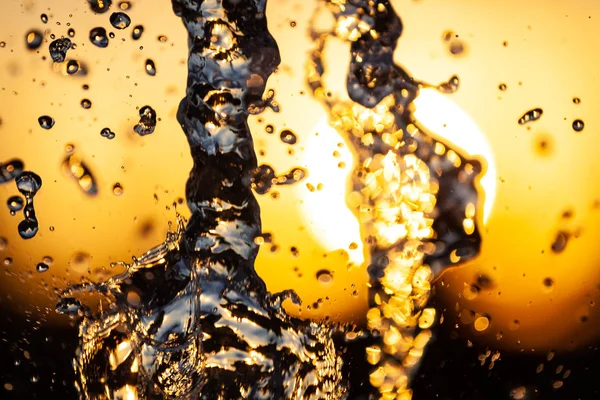 Primo Piano Una Corrente Acqua Con Goccioline Bolle Sotto Sole — Foto Stock