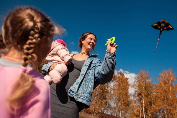 二人の娘を持つ若い母親 幼児と笑顔 自然を楽しむ 暖かく 晴れた日の凧で遊ぶ金髪少女 Livestyle と家族の屋外のレクリエーションの概念 — ストック写真