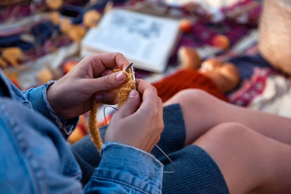 Een Jonge Vrouw Een Jeans Jasje Breien Gele Hoed Met — Stockfoto