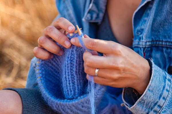 Młoda Kobieta Kapeluszu Jeans Kurtka Dziewiarskich Igły Naturalnej Wełny Tyłu — Zdjęcie stockowe