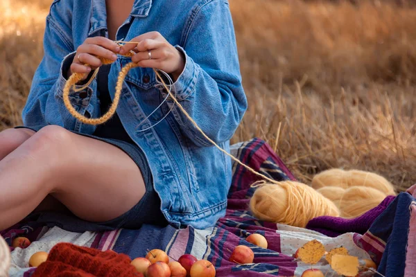 Concepto Freelancer Trabajando Aire Libre Una Mujer Joven Una Chaqueta — Foto de Stock