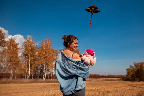 Концепция Семейного Отдыха Свежем Воздухе Осенью Молодая Беременная Женщина Ребенком — стоковое фото