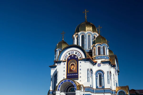 Цегла Білий Православної Церкви Золотий Ванни Блакитному Небі Влітку Сонячний — стокове фото