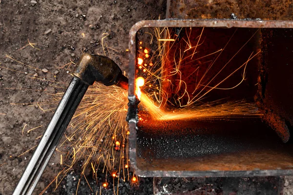 Close Worker Cutting Metal Gas Close Young Man Welder Brown — Stock Photo, Image