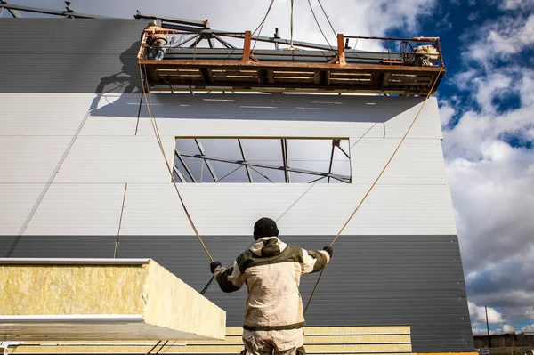 Construtores Estão Construindo Edifício Estruturas Metálicas Uma Altura Berço Construção — Fotografia de Stock