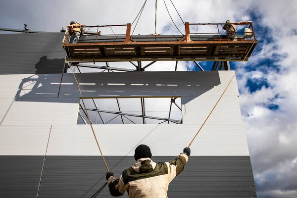 Die Bauarbeiter Bauen Ein Gebäude Aus Metallkonstruktionen Einer Höhe Der — Stockfoto