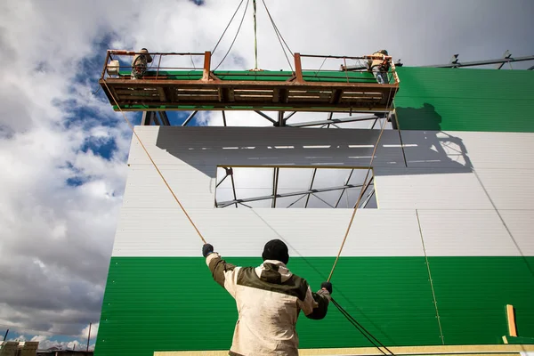 Die Bauarbeiter Bauen Ein Gebäude Aus Metallkonstruktionen Einer Höhe Der — Stockfoto