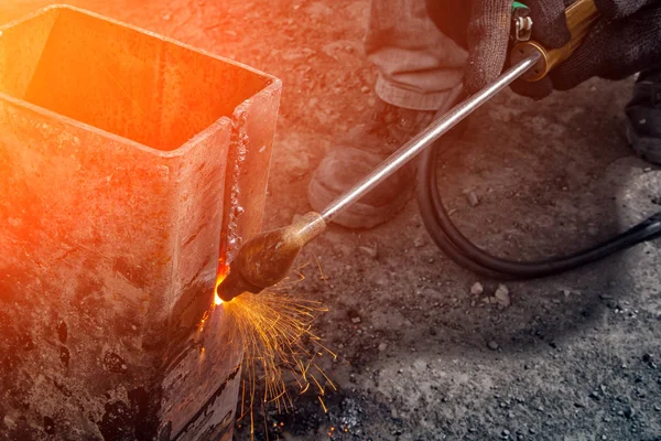 Trabalhador Construtor Corte Metal Com Gás Close Jovem Soldador Uniforme — Fotografia de Stock