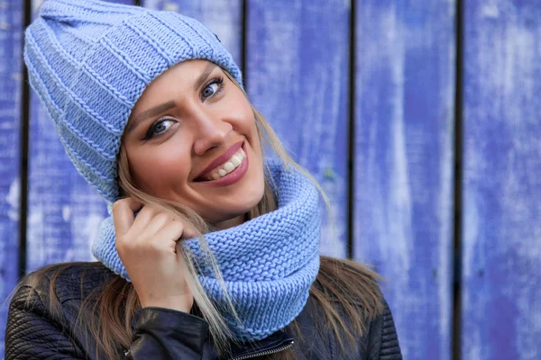 Портрет Красивой Молодой Модели Синей Вязаной Шляпе Стоящей Синей Стены — стоковое фото