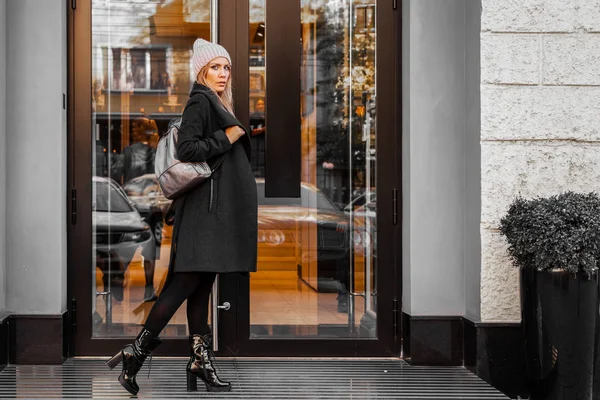 Portret Van Een Mooie Jonge Model Met Roze Gebreide Muts — Stockfoto