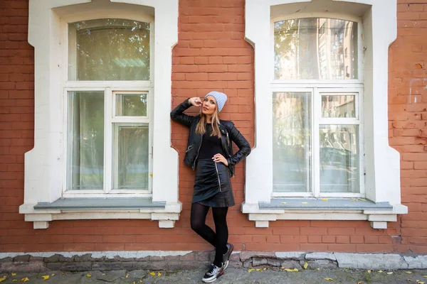 Mode Levensstijl Portret Van Jonge Hippe Vrouw Gekleed Zwarte Jas — Stockfoto