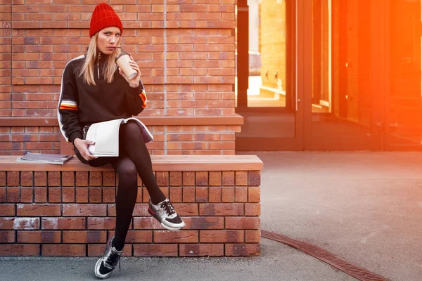 Mode Levensstijl Portret Van Jonge Hippe Vrouw Gekleed Zwarte Shirt — Stockfoto