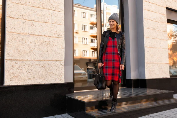 Jonge Vrouwelijke Student Warme Herfst Kleding Komt Uit Het Huis — Stockfoto