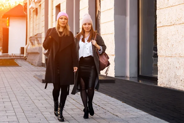 Mooie Jongedame Beste Vrienden Chatten Glimlach Veel Plezier Lopen Stad — Stockfoto