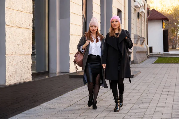 Mooie Jongedame Beste Vrienden Chatten Glimlach Veel Plezier Lopen Stad — Stockfoto